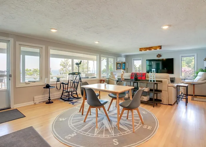 4 Mi To Downtown Plymouth! Bayfront Home W/ Deck
