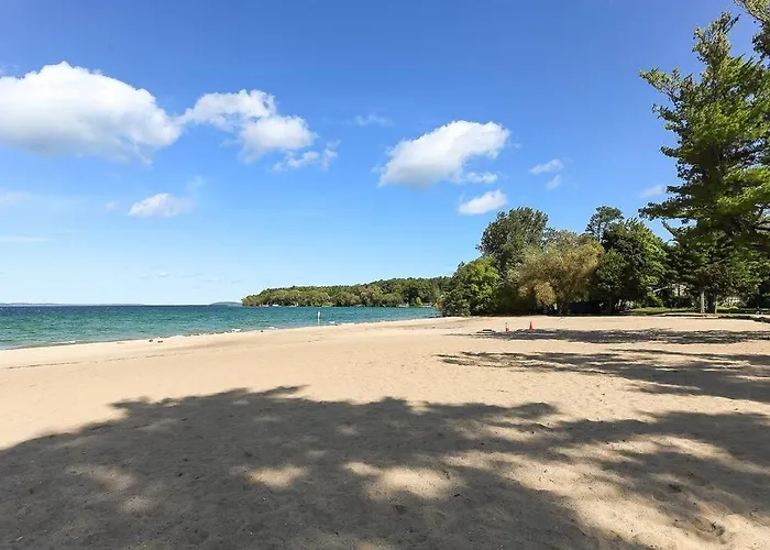 Fun & Trendy Condo Close To Downtown And The Beach