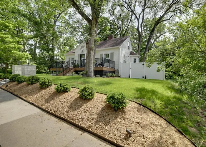 Bloomington Bungalow - Steps To Campus!