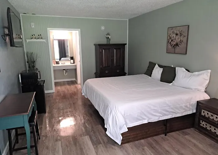 Blue Sky Inn: Pet-Friendly Oasis with Renovated Rooms