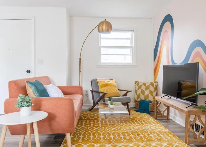 Retro Retreat Renovated 2Br, Desk, No Chore List!