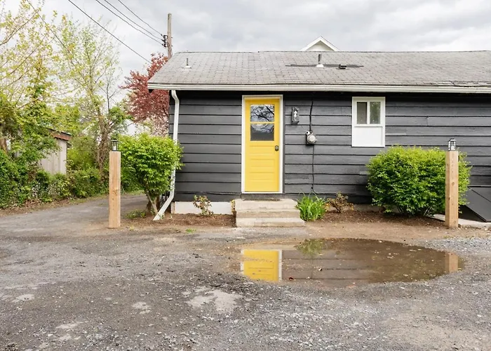 Retro Retreat Renovated 2Br, Desk, No Chore List!