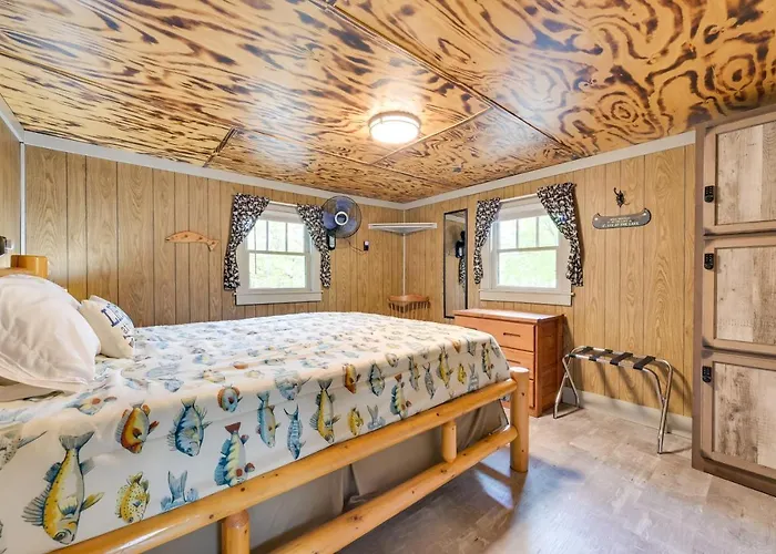 Hike + Snow Play! Waterfront Paradise Lake Retreat