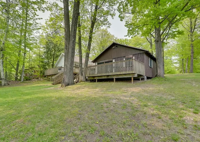 Hike + Snow Play! Waterfront Paradise Lake Retreat