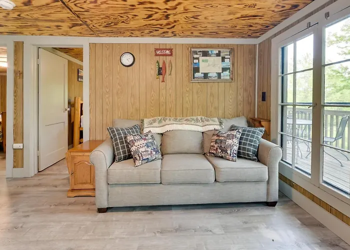 Hike + Snow Play! Waterfront Paradise Lake Retreat