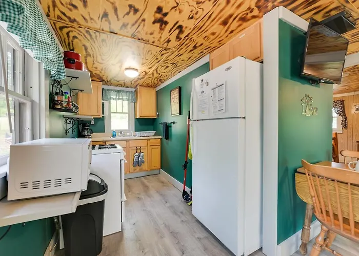 Hike + Snow Play! Waterfront Paradise Lake Retreat