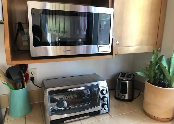 Light Filled Condo 3 Bedrm With Enclosed Sunny Backyard