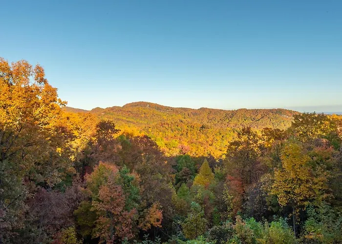 New Luxury 4 Bedroom Mountain View Home W/Hot Tub!