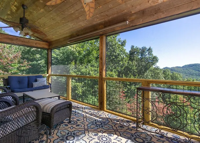 New Luxury 4 Bedroom Mountain View Home W/Hot Tub!