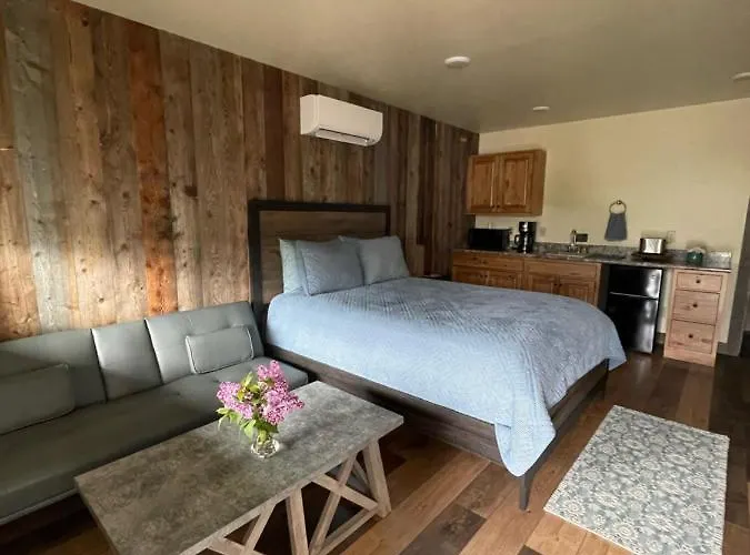 Rhodopa Lodge At Yellowstone