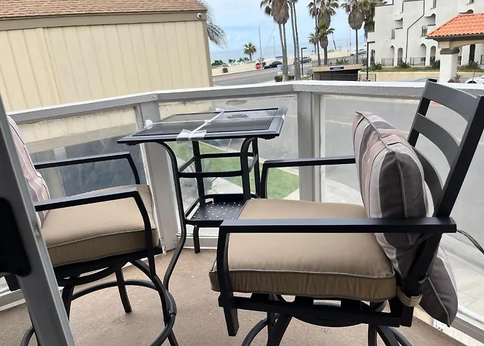 Pacific Breeze Right Next To Huntington Beach Pier! Steps From Beach!!