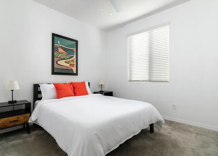 Stylish & Bright Gem ~ King/Queen Beds ~ Backyard!