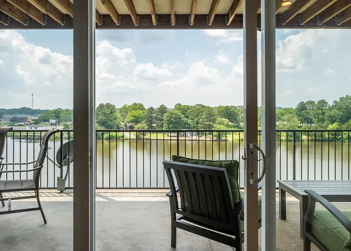 Natalies Nook- Lake Hideaway Near Downtown Fun