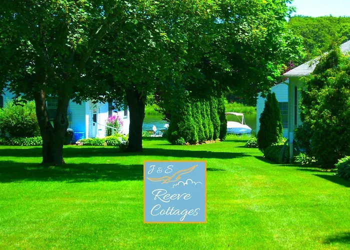 Premier Waterfront Cottage 3