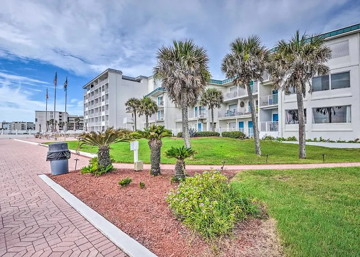 Balcony W/ Ocean Views: Daytona Beach Studio
