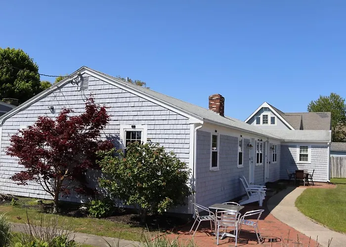 Seaside Serenity, Just A Block /0.1 Mile Away From The Beach