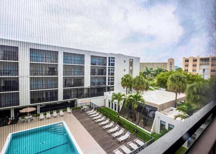 Amazing Condo 5 Minute Walk To The Beach!