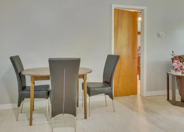 Cozy Youngstown Apartment W/ Central A/C + Heating