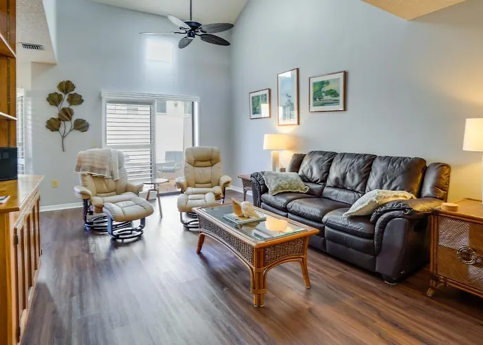 Walk To Restaurants: Downtown Leesburg Townhome!
