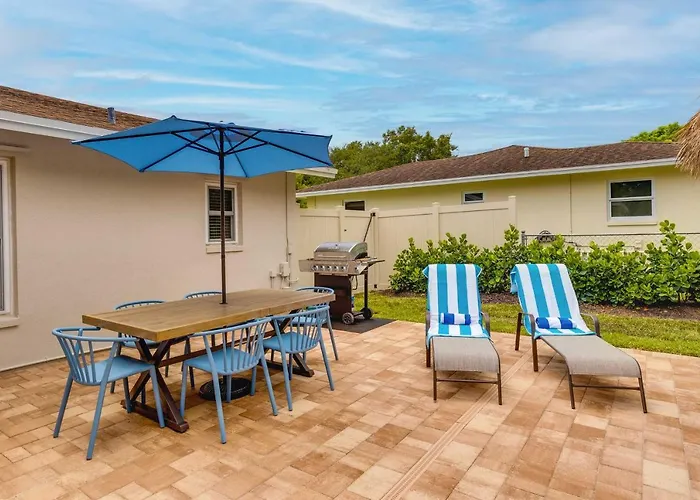 Private Pool + Bar: Palm Beach Gardens Getaway