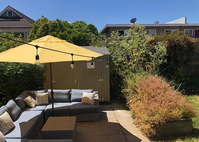 Light Filled Condo 3 Bedrm With Enclosed Sunny Backyard