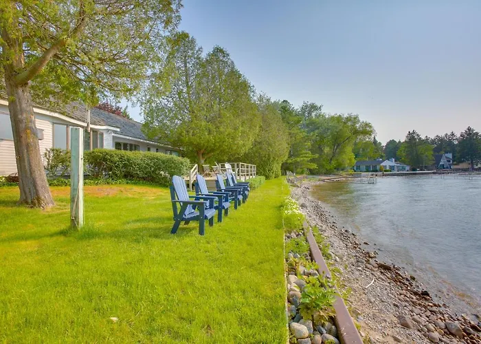 Waterfront Suttons Bay: Wine Trail, Pickleball Ct