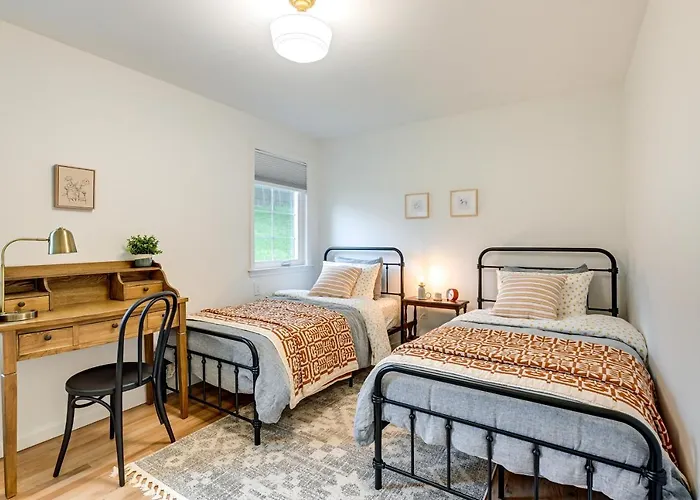 Walk To Shops & Dining: Glen Cove Apt W/ Yard!