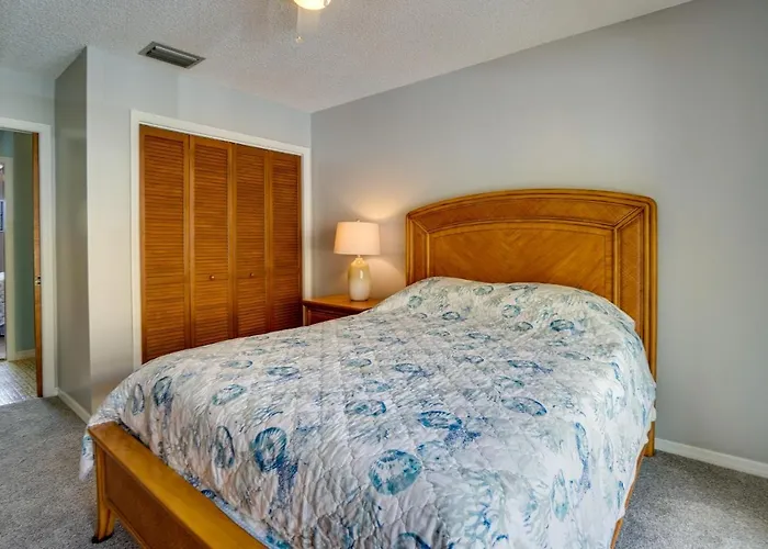 Walk To Restaurants: Downtown Leesburg Townhome!