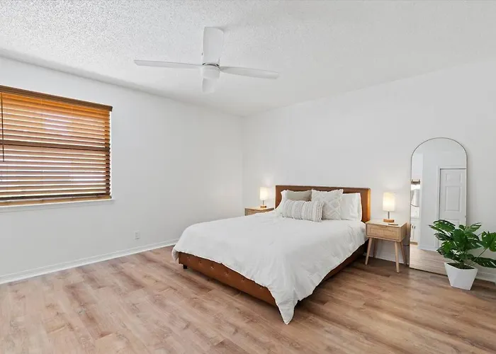 Spacious Home Near Beach, Large Yard, Game Room And Dog Friendly