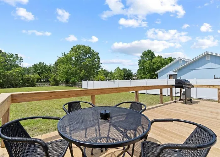 Spacious Home Near Beach, Large Yard, Game Room And Dog Friendly