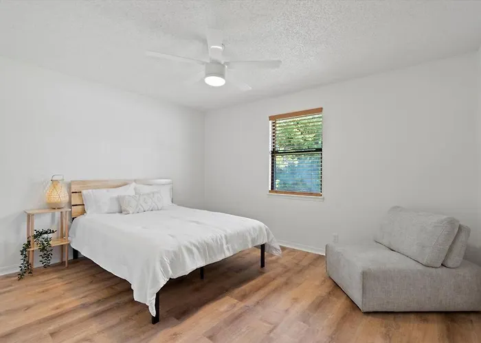 Spacious Home Near Beach, Large Yard, Game Room And Dog Friendly