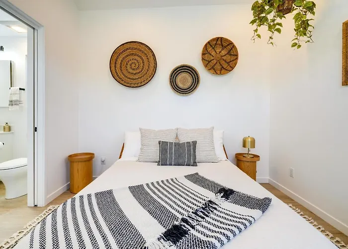Redwood City Extended Stay W/ Big-Screen Tv!