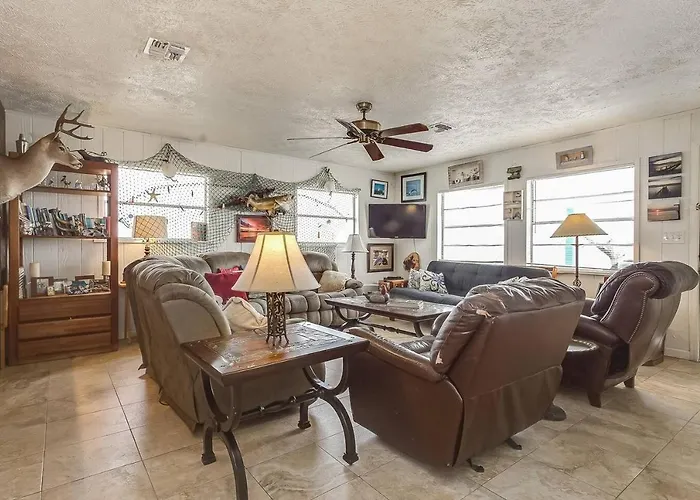 Waterfront Laguna Madre Bayhouse - Fishing, Birding & Family Retreat