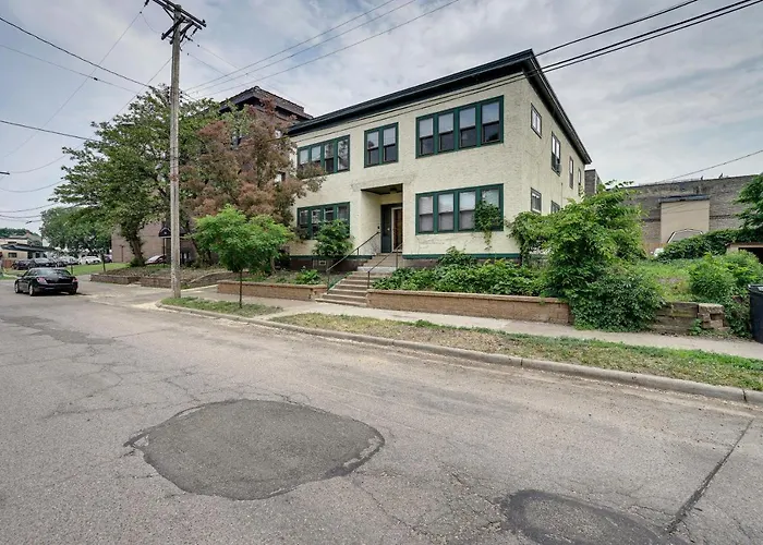 Bright Minneapolis Apartment - 1 Mi To Downtown!