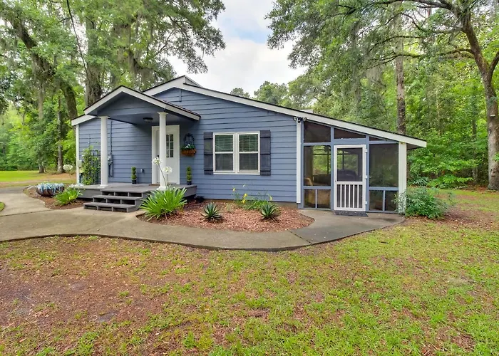 Southern Escape In Guyton: Private Yard & Hot Tub!