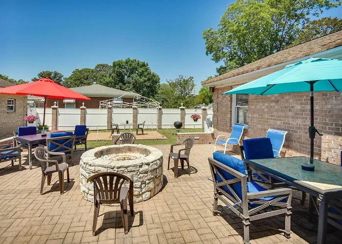 Centrally Located Hampton Home: 6 Mi To Downtown!