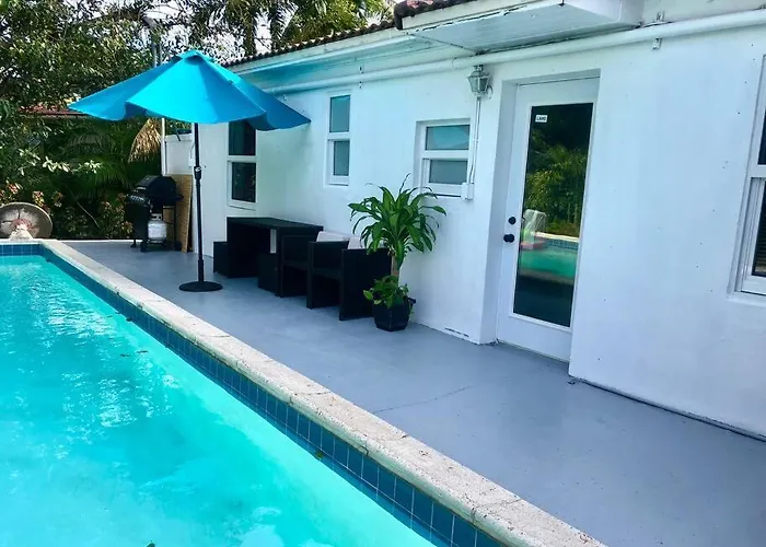House With Pool, 10 Mins Drive To The Beach!