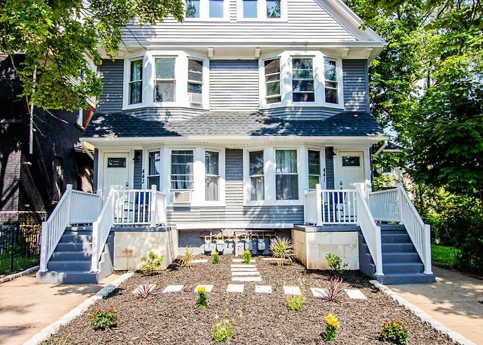Quaint 1 Bedroom Apartment Sleeps Near Niagara Falls & Casino