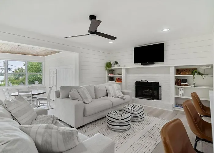 Lake Home, Dock, Fire Pit, Hot Tub, Game Room, Etc