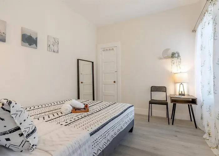Modern Apt Near All Conveniences
