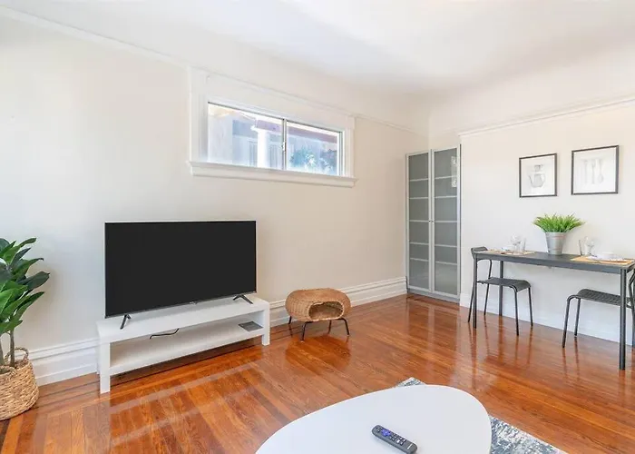 Modern Apt Near All Conveniences