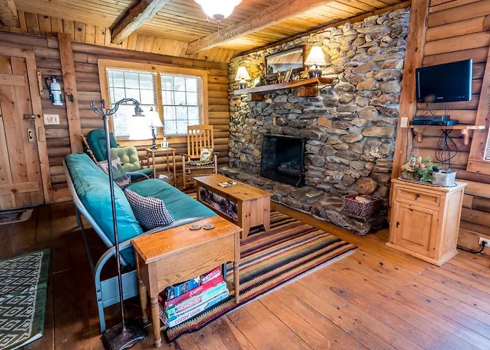 Creekside Hideaway Rustic Cabin - Secluded, Creekside Family Cabin