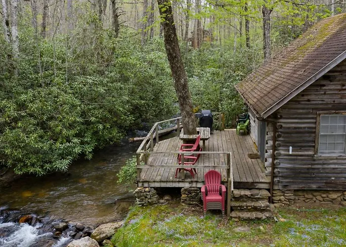 Creekside Hideaway Rustic Cabin - Secluded, Creekside Family Cabin