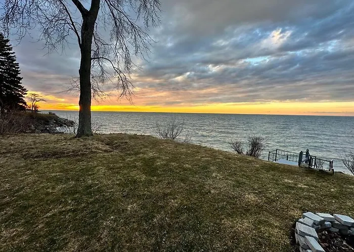 Lakefront Home W/Brilliant Views
