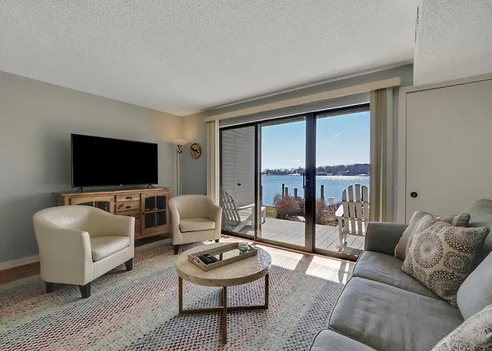 108 Edgewater Inn