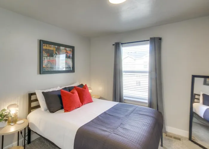 Garden City Townhome, Close To Parks + Downtown!