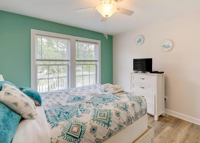 Coastal Emerald Isle Retreat W/ Deck & Grill!