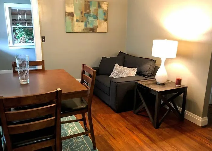 2Br Private House Available Close To Ue