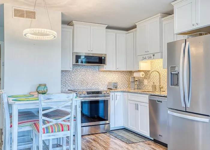 Bella Vista: Marshfront Condo 1 Block To The Beach. Pool & Hot Tub-1St Floor