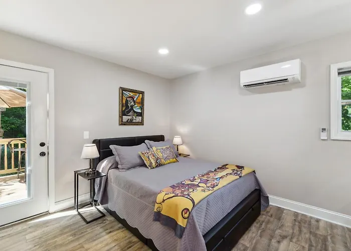 Hickory Hideaway: Pet-Friendly Haven W/ Fire Pit!